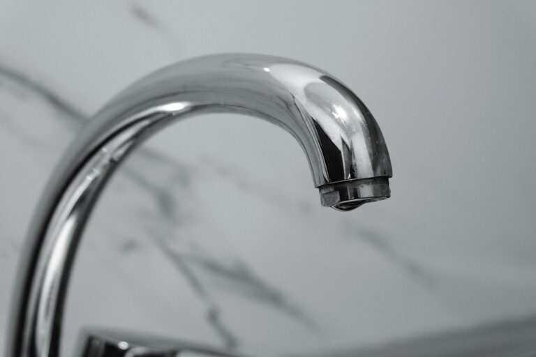 How to Create a Minimalist Bathroom Setup: Simple Tips for a Calm Space